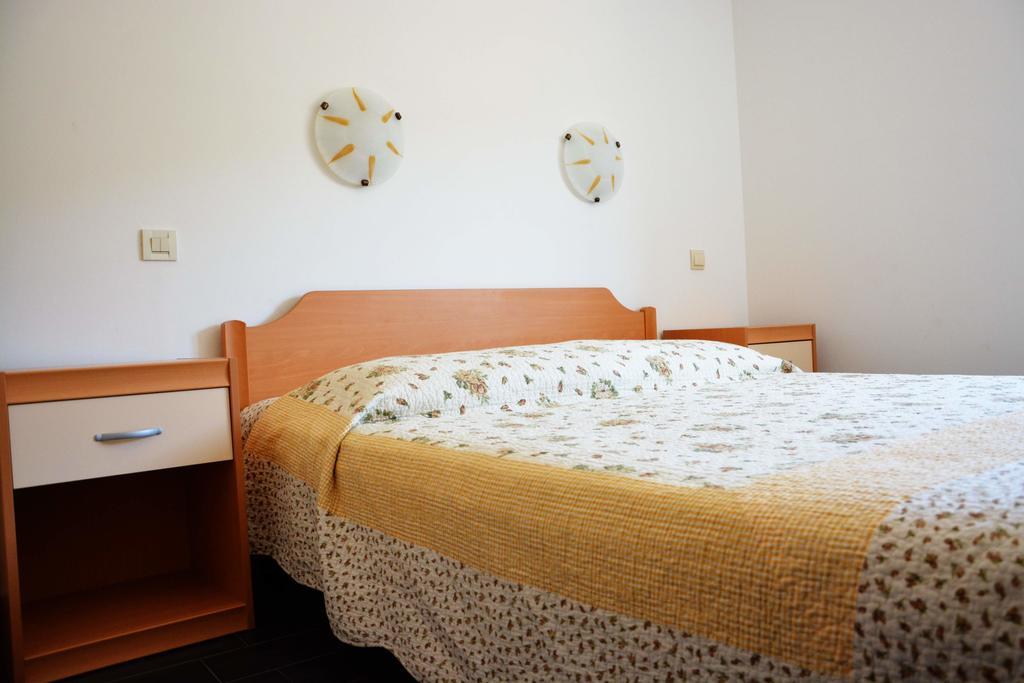 Apartments Buturi Солине Екстериор снимка