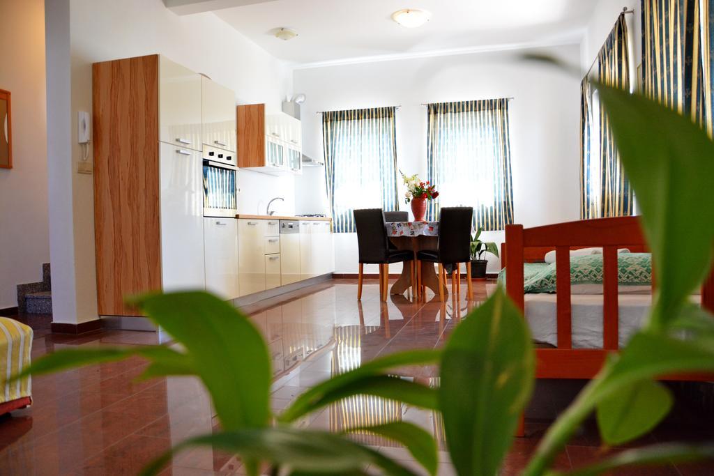 Apartments Buturi Солине Екстериор снимка